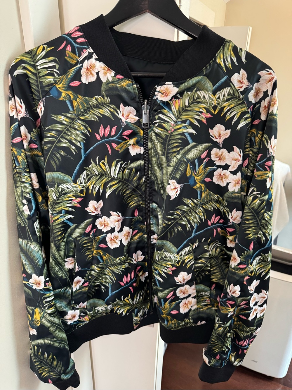 🧩 H&M Black Floral Tropical Bomber Jacket with Green Palm Print/reversible.